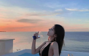 小姐姐海边踩水,小姐姐的踩水时光