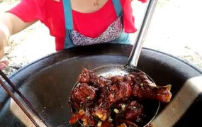 客家小姐姐吃鸡肉,客家小姐姐的鸡肉美食之旅