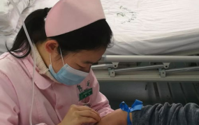 护士小姐姐洗脚按摩